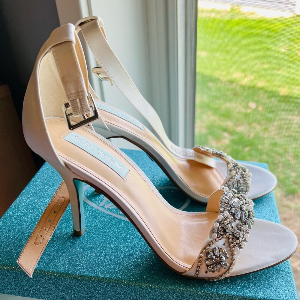 Betsey Johnson Ivory Bridal Heels - Picture 3 of 5